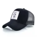 Vue détaillée de la casquette trucker noire avec patch brodé raton laveur à l'avant. - Réglable / Noir