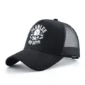 Détail de casquette trucker noire avec impression graphique de tête de mort et filet respirant. - Taille unique / A103-BK+BK