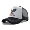 Casquette trucker respirante avec imprimé aigle, visière incurvée et surpiqûres blanches. - Impression Aigle Coloré Blanc Noir