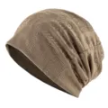 Gros plan du bonnet slouchy en tricot respirant, mettant en valeur la texture jacquard tissée. - Taille unique / Kaki