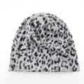 Gros plan détaillé sur le bonnet en tricot à imprimé léopard gris et noir, texture trouée. - Imprimé Léopard Gris