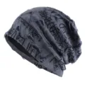 Gros plan de bonnet slouchy gris usé avec un design d'impression de lettres noires. - E382-Bleu