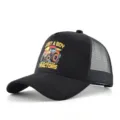 Vue détaillée d'une casquette trucker noire avec graphique de tracteur et slogan cool. - Impression Tracteur Noir