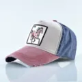 Casquette trucker vintage avec patch cheval brodé, résille respirante et visière incurvée. - Taille unique / Rouge