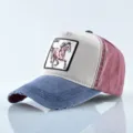 Vue détaillée de la casquette trucker vintage avec patch brodé de cheval, style décontracté. - Taille unique / Bleu