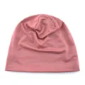 Gros-plan sur les détails du bonnet léger en soie glacée avec texture en maille douce. - Taille unique / E388-Rose