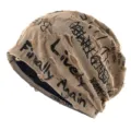 Vue détaillée du bonnet slouchy kaki usé avec des imprimés de graffiti noirs élégants. - E382-Kaki