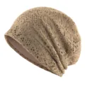 Gros plan du bonnet crochet beige slouchy montrant les détails de texture en tricot aéré. - Taille unique / Kaki
