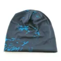 Vue détaillée du bonnet souple à imprimé abstrait bleu, léger, élastique et confortable. - Bleu foncé