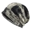 Gros plan détaillé du bonnet slouchy léger imprimé abstrait noir et blanc. - Mètre