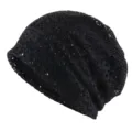Gros plan détaillé du bonnet slouchy noir en crochet, montrant la texture en maille ajourée. - Taille unique / Noir