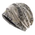 Vue détaillée du bonnet streetwear slouchy avec imprimé graffiti usé et doublure noire. - E382-Beige