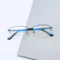 Gros plan sur la monture de lunettes optiques business en titane pour hommes demi-cerclée. - Noir Brillant