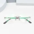 Herren rahmenlose Titan Sehbrille Brillenrahmen mit gruenen Buegeln und Diamantschliff. - Silberweiß