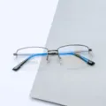 Gros plan sur des lunettes de vue professionnelles semi-monture en titane pour hommes. - Gris Fusil