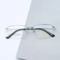 Gros plan détail de la monture de lunettes optique homme en bêta-titane argenté. - Argent Blanc
