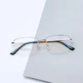 Monture de lunettes demi-cerclée en titane pour homme, style d'affaires léger et élégant. - Or