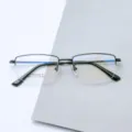 Vue détaillée de la monture de lunettes homme semi-cerclée en titane au design métallique. - Noir Brillant