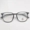 Détail de lunettes à grande monture gris transparent, monture optique TR rétro quotidienne. - Vert Gris
