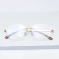 Détail en gros plan de la monture de lunettes sans monture en métal doré élégante et chic. - Or Brillant