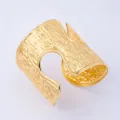 Vista dettagliata del largo bracciale rigido dorato, con una superficie testurizzata e stropicciata. - Stile Pieghettato (S10-3-04-1) / Oro