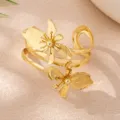 Exquisito brazalete abierto de metal floral bañado en oro, elegante accesorio diario. - Dorado