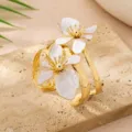 Metal dorado flor esmalte blanco detalle, elegante pulsera brazalete para mujer accesorio. - Blanco