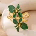Brazalete dorado con detalles de flores de esmalte verde, elegante primer plano. - Verde