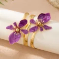 Vista detallada de pulsera de flor de metal chic, elegante brazalete dorado esmaltado morado mujer. - Púrpura