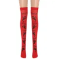 Rote Halloween Overknee Socken Detail mit schwarzen Geistermustern und lustigem BOO Text. - Einheitsgröße / Rot (Geist Boo)