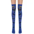 Dettaglio delle calze lunghe blu di Halloween con stampa di pipistrelli e sagoma di strega. - Taglia unica / Strega Oscura Pipistrello / Blu zaffiro