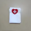Chaussettes d'infirmiere cosplay blanches avec broderie de coeur rouge et croix. - Taille unique / Style Infirmière (Bas Blancs + Cœur)