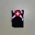 Vista dettagliata di eleganti calze da infermiera cosplay nere con fiocco rosa e toppa cuore. - Taglia unica / Stile Fiocco Rosa (Calzini Neri Fiocco Rosa - Cuore)