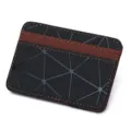Nahaufnahme des schwarzen geometrischen Kartenhalters mit braunem Riemen und Nahtdetails. - Kaffeebraun
