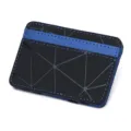 Geometrisches Muster Kartenhalter Detail mit blauen Kontrastnaehten und kompaktem Design. - Blau