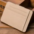 Minimalistischer Kartenetui aus Nubukleder, schlanke Brieftasche mit Kartenfächern und Nähten. - Gebrochenes Weiß