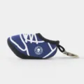 Blauer Neopren Golfballtasche in Minischuhform mit Metallclip und weißem Totenkopf Logo. - Blau