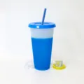 Langlebiger blauer farbwechselnder Plastikbecher mit Strohhalm und mattem Finish - Farblos zu Farbig (Blau)