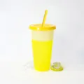 Leuchtend gelber, farbwechselnder, wiederverwendbarer Plastikbecher mit Deckel und Strohhalm - Farblos zu Farbig (Gelb)