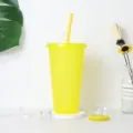 710ml hellgelber Glitzer Plastik Becher mit Strohhalm wiederverwendbarer Trinkbecher - Bonbongelb