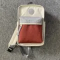 Himawari Segeltuch farbblockierter lässiger Sling Rucksack stilvolle tragbare Alltagstasche - Stil 01 (Creme Rot Grau Blockfarben)