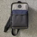 Lässiger Canvas Rucksack für Damen und Herren, stilvolle große Schultertasche mit Fronttasche. - Stil 04 (Grau Schwarz Blockfarben)