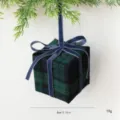 Weihnachtlicher karierter Geschenkschachtel Anhänger mit Samtband und Schleife, Baumdekor. - Blaugrüne Geschenkpäckchen