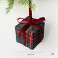 Dekorative Weihnachts-Geschenkbox mit Karomuster und roter Samtschleife mit 8 cm. - Rot-grüne Geschenkpäckchen