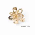 Mini pince à cheveux fleur en métal doré minimaliste, petit accessoire mignon pour femmes. - Fleur Creuse / 1.8x1.7cm