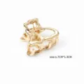 Vue detaillee de la petite pince a cheveux papillon en metal dore accessoire minimaliste. - Papillon creux / 1.7x1.3cm