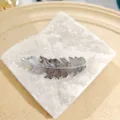Silberne Feder Metall Haarspange, elegante gebürstete Haarfeder Klammer für Styling Zubehör. - Feder Stil (1#) / Silber