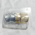Vue de détail de manchettes de cheveux en métal doré et argenté dans une boîte plastique claire. - 4 Pièces avec Boîte