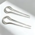 Gros plan d'épingles à cheveux en U argentées minimalistes, accessoire élégant en métal. - 2 pièces/paquet / Argent
