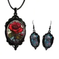 Gotischer roter Rosen Anhänger Halskette und blaue Totenkopf Ohrringe Detailansicht. - Set 1